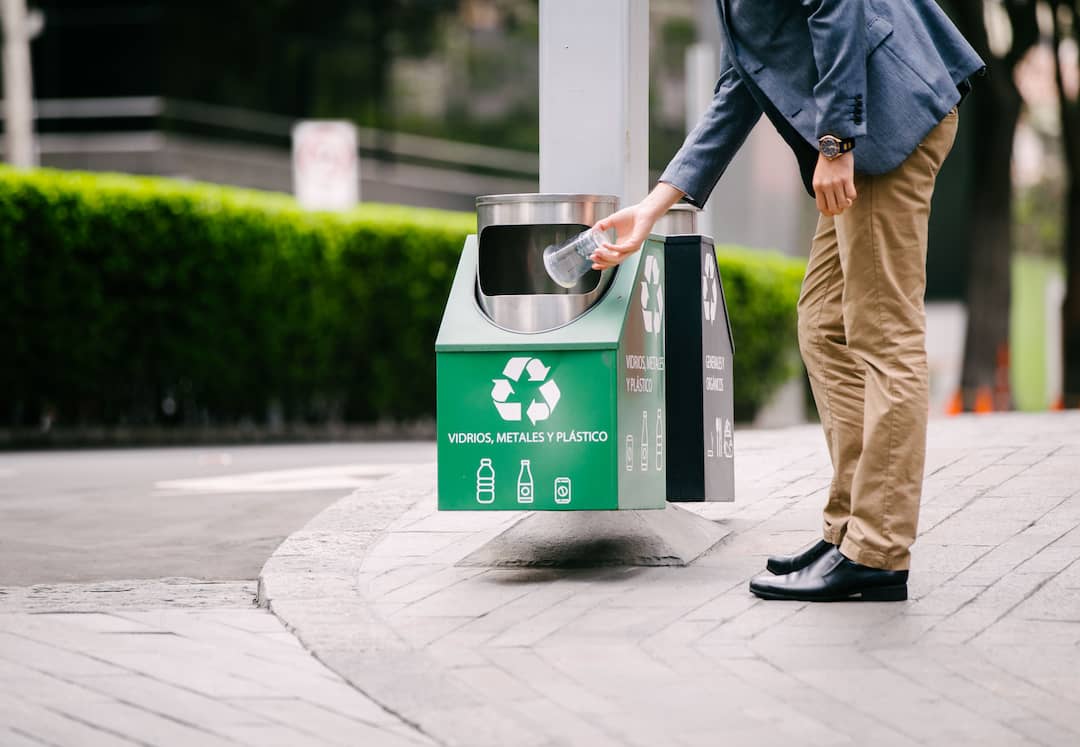 Contamos con más de 25 tachos de reciclaje.